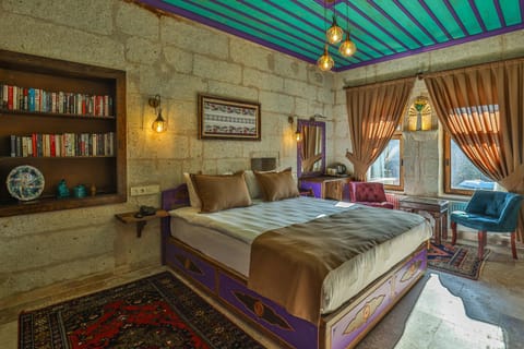 Bed, Photo of the whole room, Seating area, Bedroom