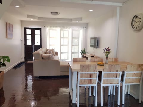 Seating area, Dining area