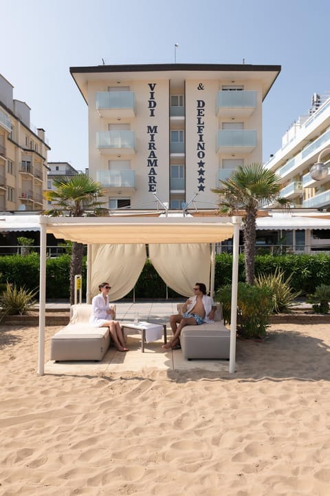 Property building, Natural landscape, Solarium, Swimming pool, group of guests, sunbed