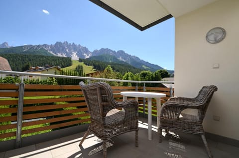 View (from property/room), Balcony/Terrace, City view, Mountain view, Quiet street view, Inner courtyard view