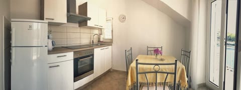 Kitchen or kitchenette, Seating area, oven