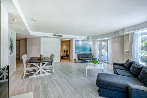 Modern Ocean Drive Condo in the Heart of Sobe! Apartment in Flamingo Lummus