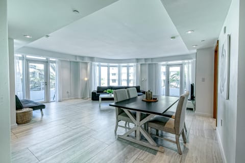 Modern Ocean Drive Condo in the Heart of Sobe! Apartment in Flamingo Lummus