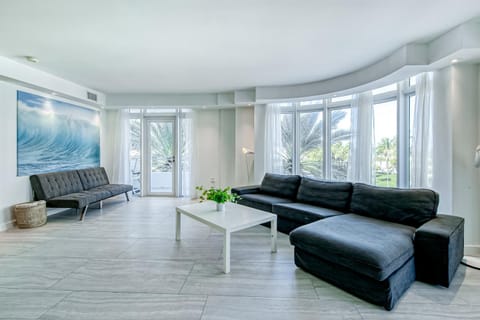 Modern Ocean Drive Condo in the Heart of Sobe! Apartment in Flamingo Lummus