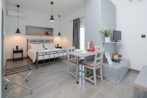 Bed, Photo of the whole room, Seating area