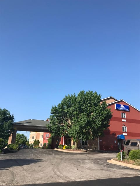 Property building, Day, Parking