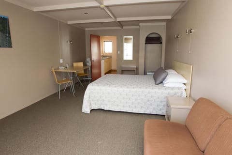 Bed, Dining area, Bedroom