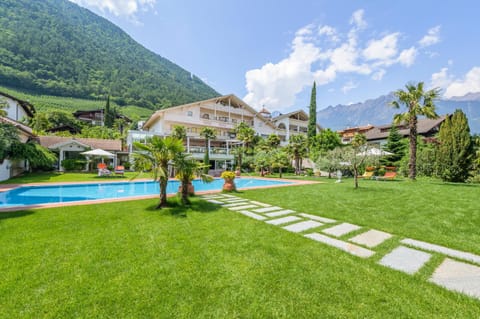 Property building, Garden, Swimming pool, Swimming pool