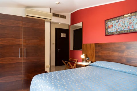 Photo of the whole room, Bedroom, air conditioner