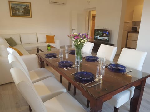 Communal lounge/ TV room, Dining area, children, group of guests