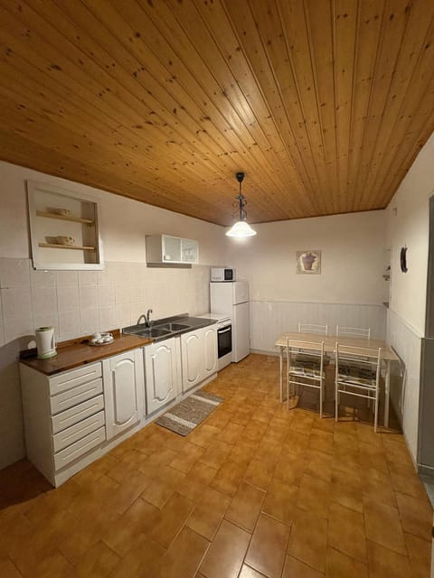Kitchen or kitchenette, Dining area, oven, stove