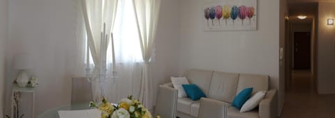 Communal lounge/ TV room, People, Activities, Balcony/Terrace, Food and drinks, Business facilities, Decorative detail, Evening entertainment, Communal kitchen, Text overlay, Entertainment