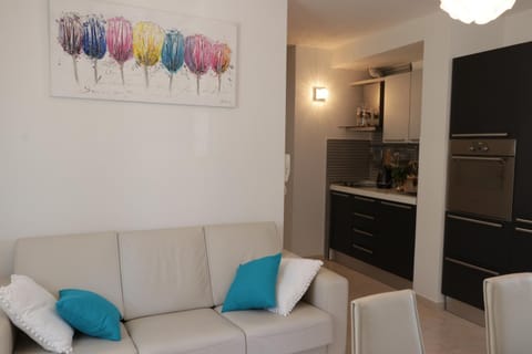 Day, People, Food and drinks, Other, Decorative detail, Decorative detail, Guests, children, young children, older children, group of guests, Family