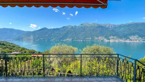 Balcony/Terrace, Lake view, Mountain view
