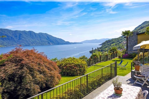 Balcony/Terrace, Lake view, Mountain view