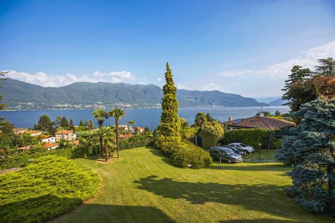 Garden, Lake view, Mountain view