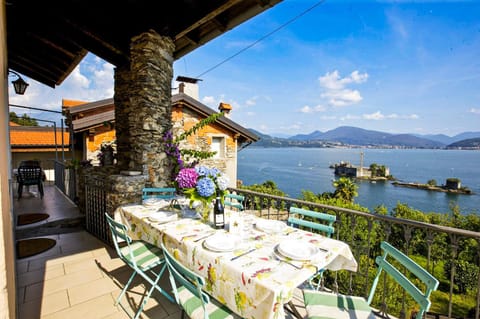 Balcony/Terrace, Lake view, Mountain view