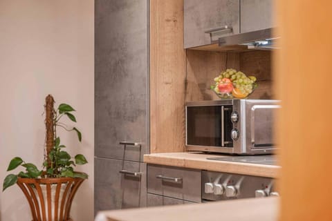 Kitchen or kitchenette, minibar