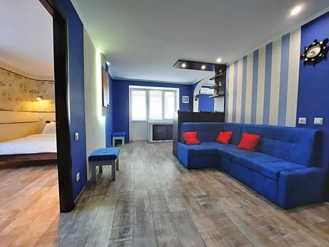 Bed, TV and multimedia, Living room, Seating area