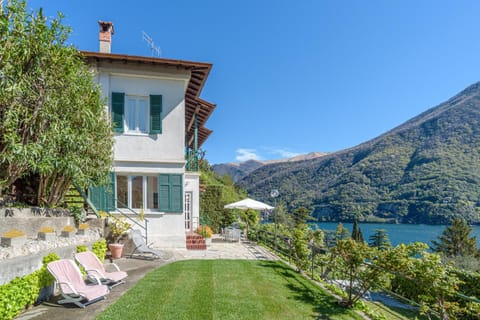 Casa Bambu - splendida vista lago e posto auto House in Laglio