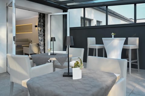 Property building, Restaurant/places to eat, Breakfast
