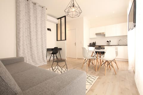 Kitchen or kitchenette, Living room, Seating area, Dining area