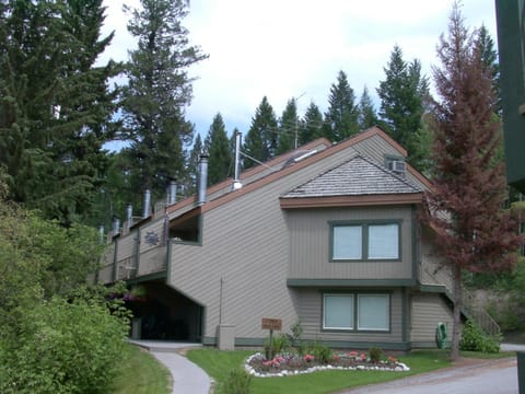 Property building, Communal lounge/ TV room, BBQ facilities, Hot Tub, Squash, Table tennis, View (from property/room), Balcony/Terrace, Pool view, Swimming pool