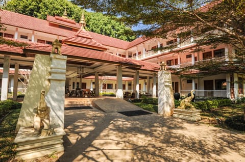 Facade/entrance