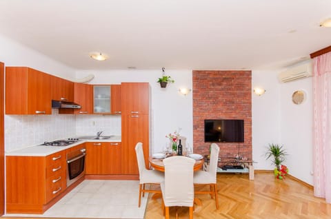 TV and multimedia, Kitchen or kitchenette, Living room, Seating area, Dining area