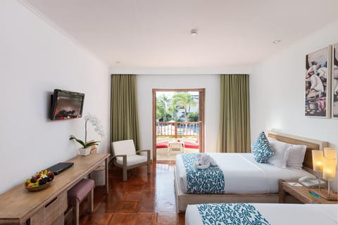 Bed, TV and multimedia, Balcony/Terrace, Seating area, Bedroom, Pool view