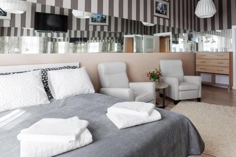 Communal lounge/ TV room, Bed, TV and multimedia, Photo of the whole room, Seating area, Bedroom, towels