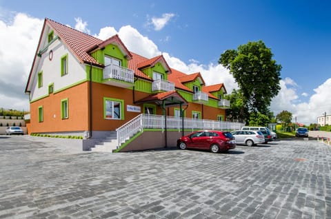 Property building, Facade/entrance, Day, Neighbourhood, View (from property/room), Balcony/Terrace, Floor plan, Street view, Location, Parking
