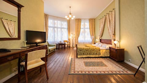 Bed, TV and multimedia, Photo of the whole room, hair dresser