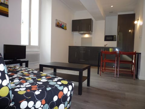 Kitchen or kitchenette, Living room, Seating area, Dining area