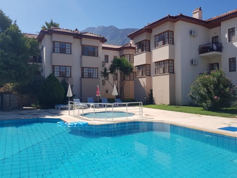 Property building, Day, Swimming pool, sunbed
