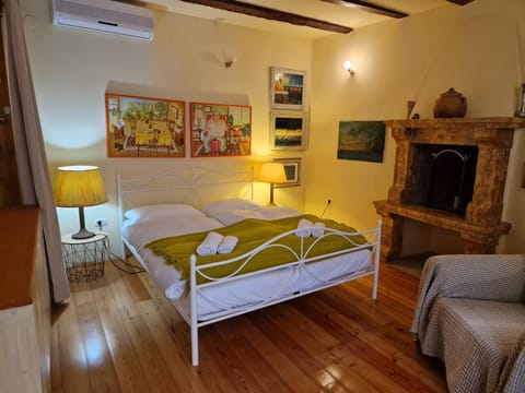 Bed, TV and multimedia, Seating area, Bedroom, towels