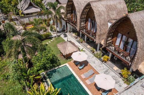 Property building, Patio, Garden, Swimming pool, sunbed