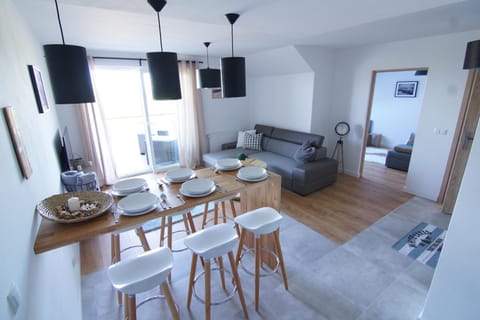 Kitchen or kitchenette, Living room, Seating area, Dining area, City view