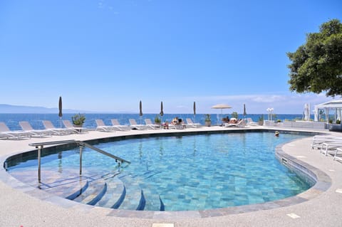 Sea view, Swimming pool, sunbed