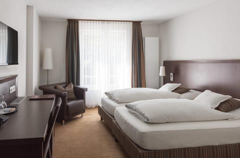 TV and multimedia, Photo of the whole room, Decorative detail, Seating area, Bedroom