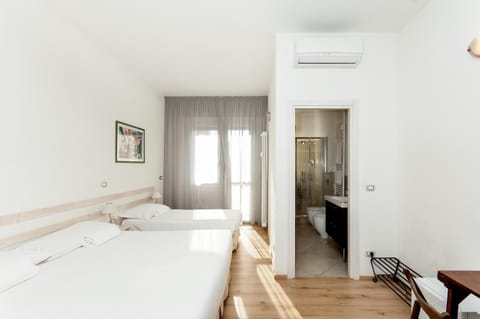 Bed, TV and multimedia, Photo of the whole room, Bedroom, towels, air conditioner