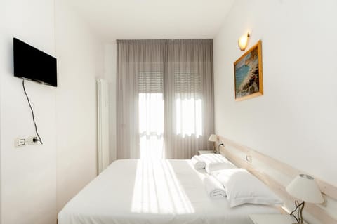 Bed, TV and multimedia, Photo of the whole room, Bedroom, towels