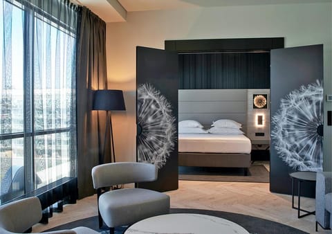 Bed, Sauna, Photo of the whole room, Seating area