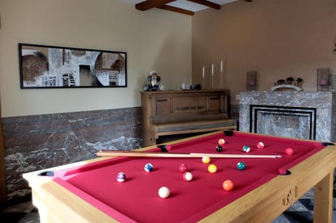 Billiard, Game Room