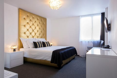 Shower, Bed, Bathroom, Photo of the whole room, Bedroom, City view