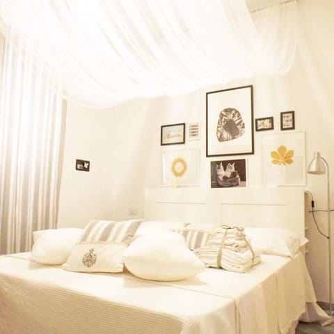 Bed, Photo of the whole room, Decorative detail