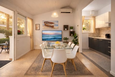 Kitchen or kitchenette, Living room, Dining area, minibar