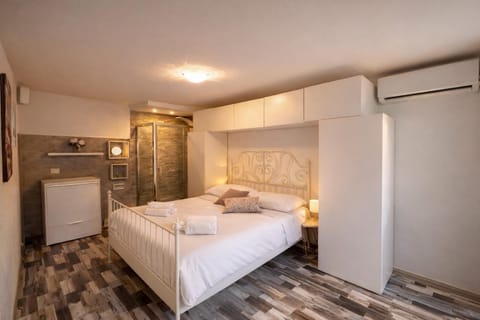 Bed, Photo of the whole room, towels