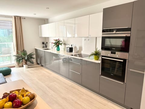 Coffee/tea facilities, dishwasher, oven, stove, kitchen