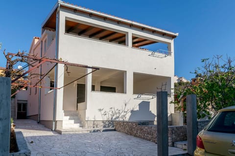 Property building, Facade/entrance, Balcony/Terrace, Location, Parking